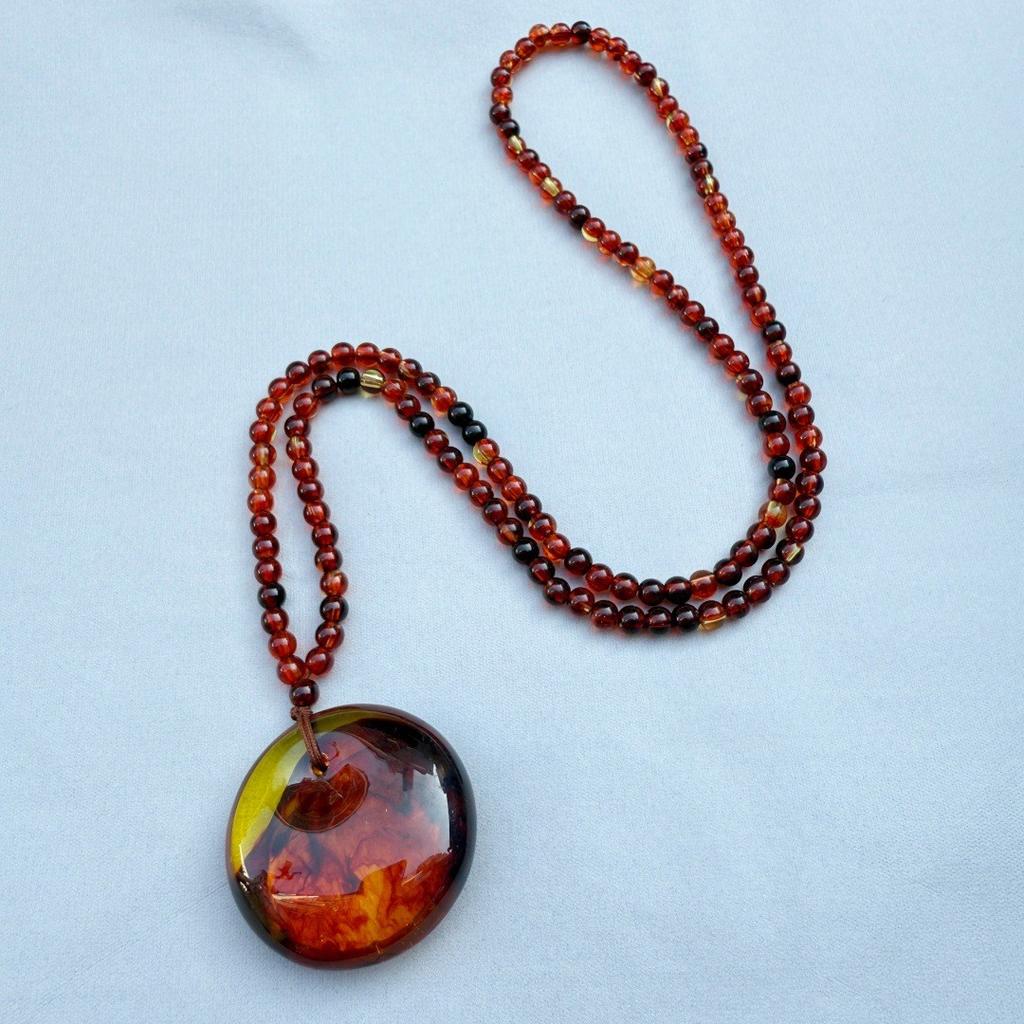  Bursztynowy Vintage Bursztynowy Wisiorek Naszyjnik Wiszący Dla Mężczyzn I Kobiet Z Krwistoczerwonymi Perłami. Naszyjnik Spokojny Urok na Łańcuszku w Etnicznym Swetrze.