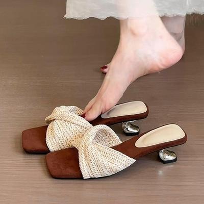 Mode Nische gewebt weiche Sohle Römerstil Ein-Wort-Slipper Damen Sommer eckige Zehenpartie Temperament hoher Absatz coole Hausschuhe Koreanische Version Mode