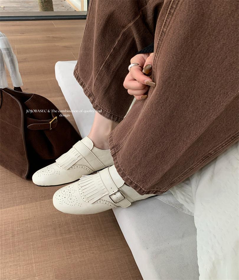 

High-end women s shoes 2025 new fashionable fringed belt buckle engraved flats women s Mary Jane loafers 39 білий