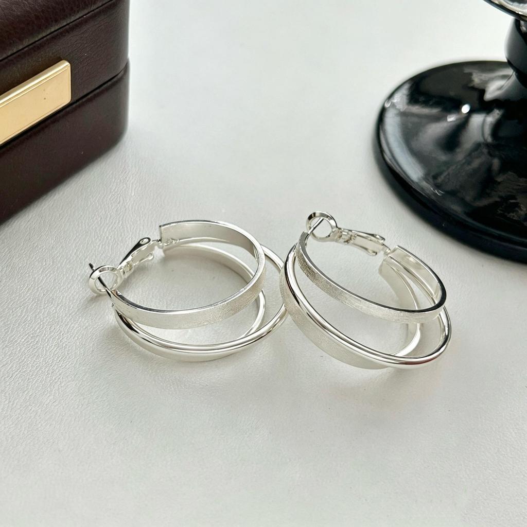 European & American Light Luxury Double Hoop Earrings: Stylish, High-End, Cool Personality Ear Jewelry with Simple, Elegant Style.