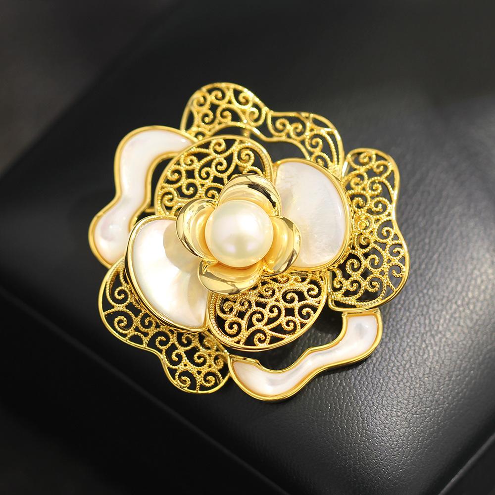 

Elegant High-End Natural Fritillary Freshwater Pearl Camellia Brooch Temperament Niche Flower Rose Pin Women S Accessories золотой