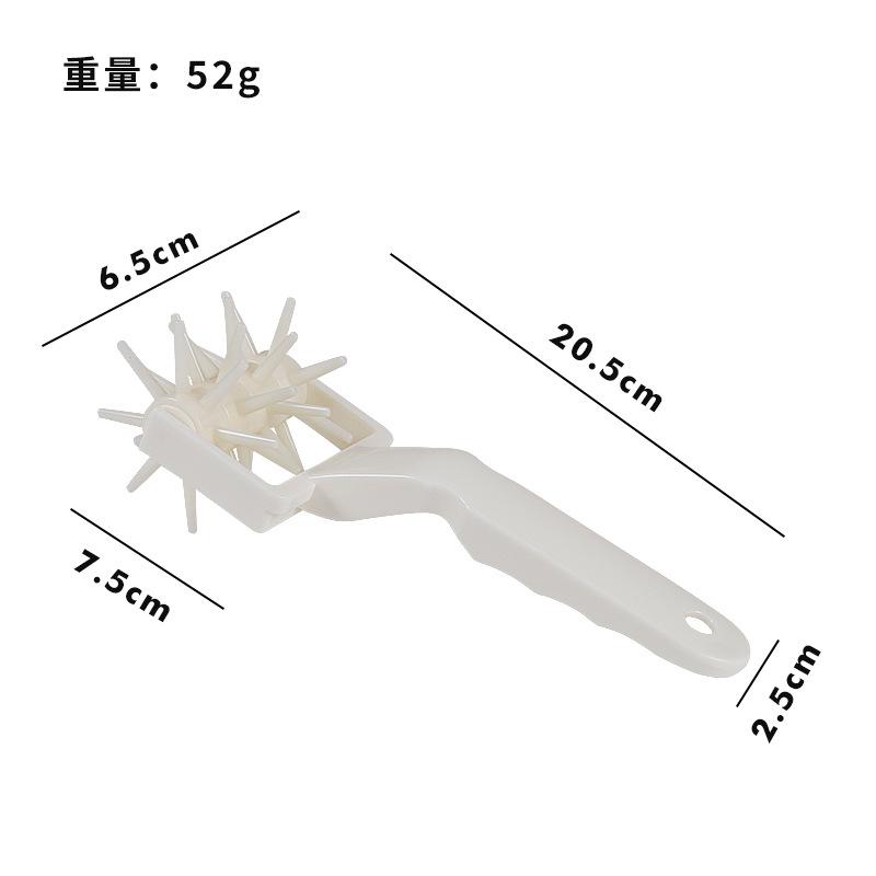 Malé nástroje do pečicí kuchyně, plastové kráječe na pizzu, mřížkové kráječe, velké a malé drátěné válečky na pizzu