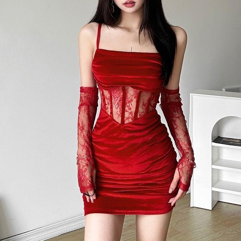 

Женское вельветовое платье-сарафан в елочку S красный