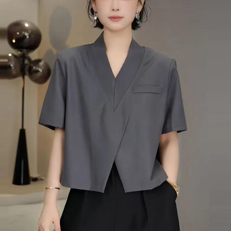 

Women s Short-Sleeve Blouse with V-Neck Asymmetric Hem L сірий колір