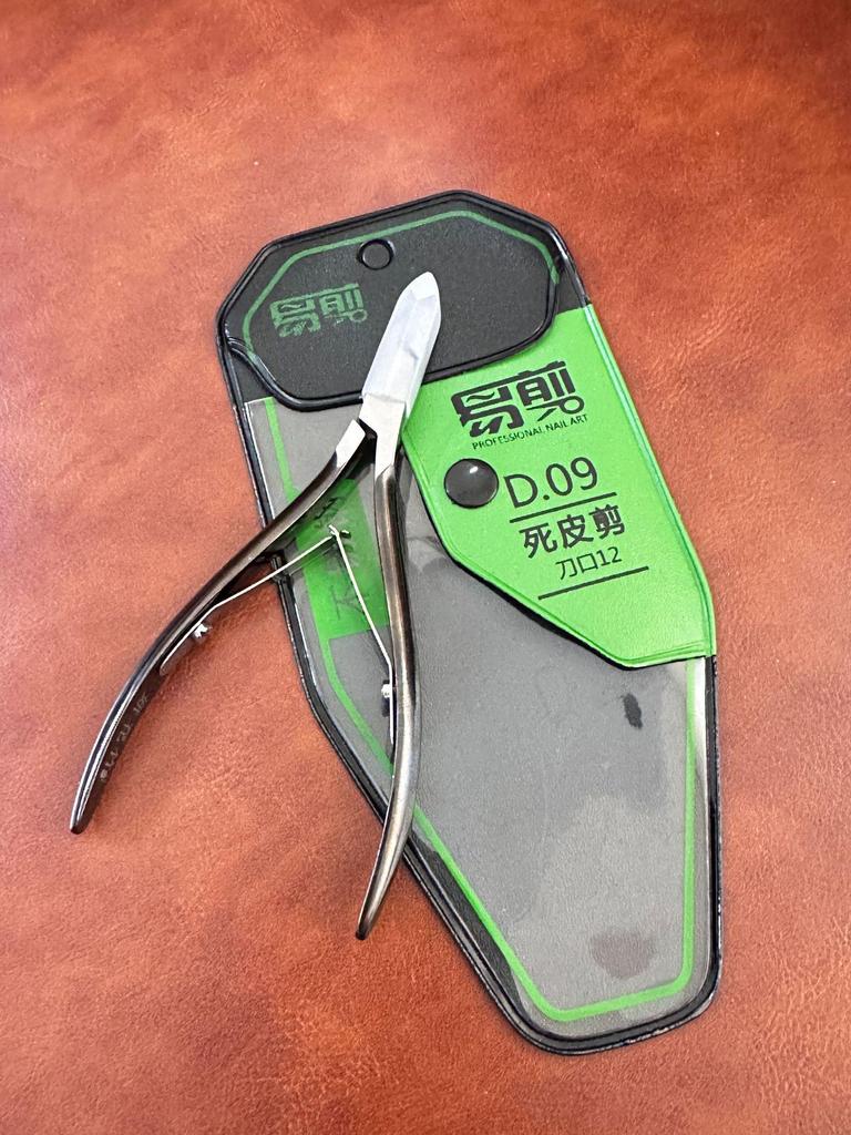 Stainless Steel Cuticle Nippers for Precise Nail Trimming and Dead Skin Removal - High-Quality Salon Nail Care Tool.