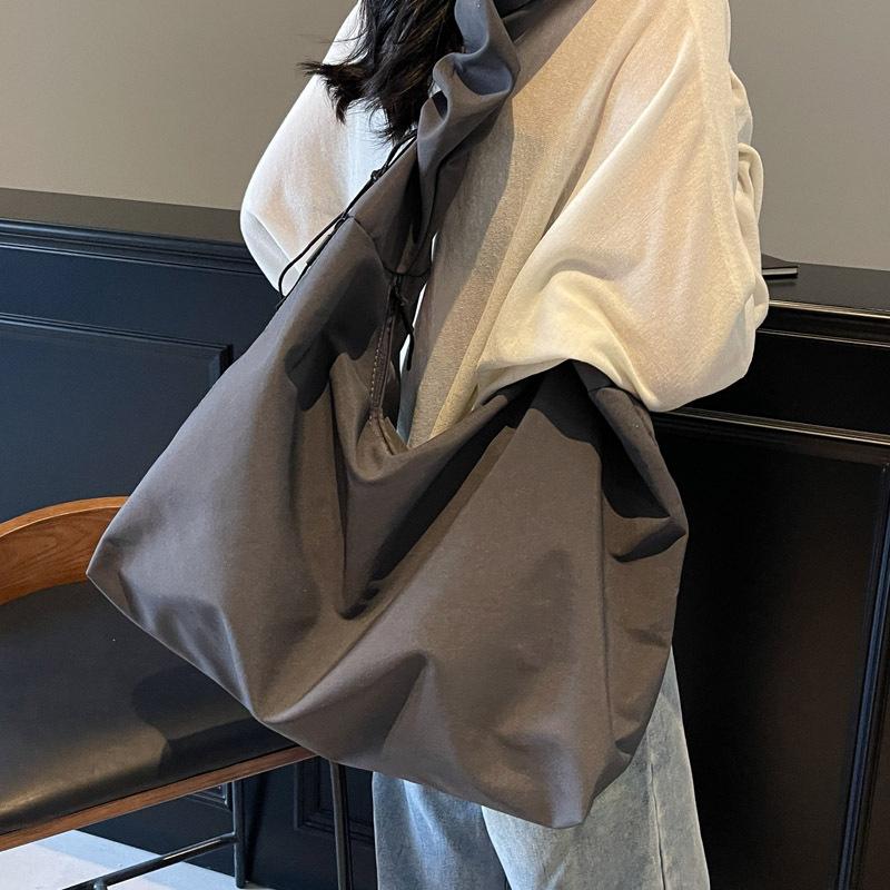 Canvas bag women's large capacity 2025 new spring and summer versatile shoulder messenger bag cloth bag pleated class tote bag