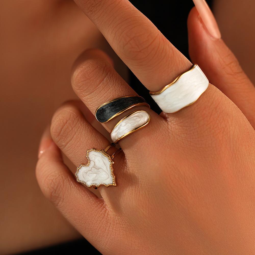 

Модные кольца для женских украшений белый