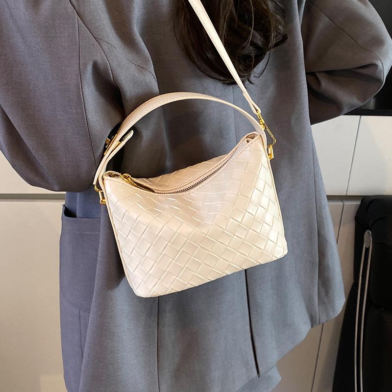 2025 New Summer Fashion Shoulder Armpit Bag Women's Hand Woven Lunch Box Bag Niche Design Messenger Bag