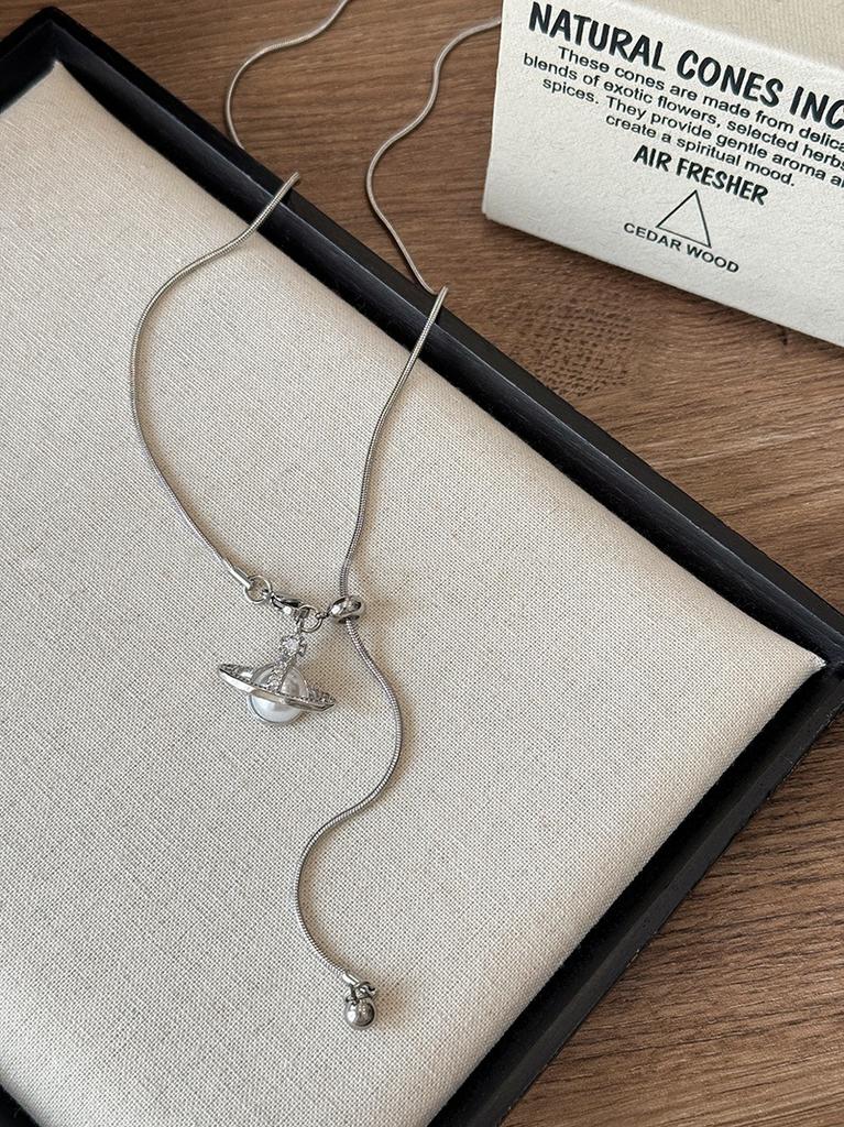 Collar con Colgante Ajustable con Diseño de Saturno y Acento de Perla en Cadena Fina Adecuado para Superponer y Uso Diario Accesorio de Cadena para Suéter