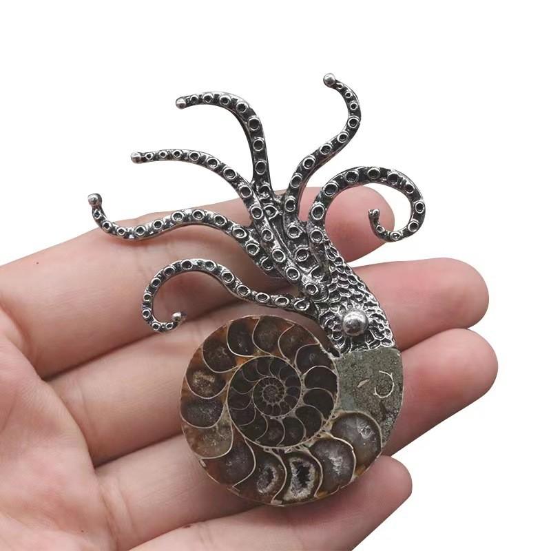 Marine Animal Shell Brooch With Handmade Metal Design For Fashion Accessories