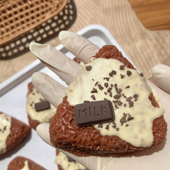 Realistic Chocolate Rice Ball Squeeze Toy Soft TPR Fidget for Stress Relief Cute Food-Themed Decompression Gadget for Kids Adults