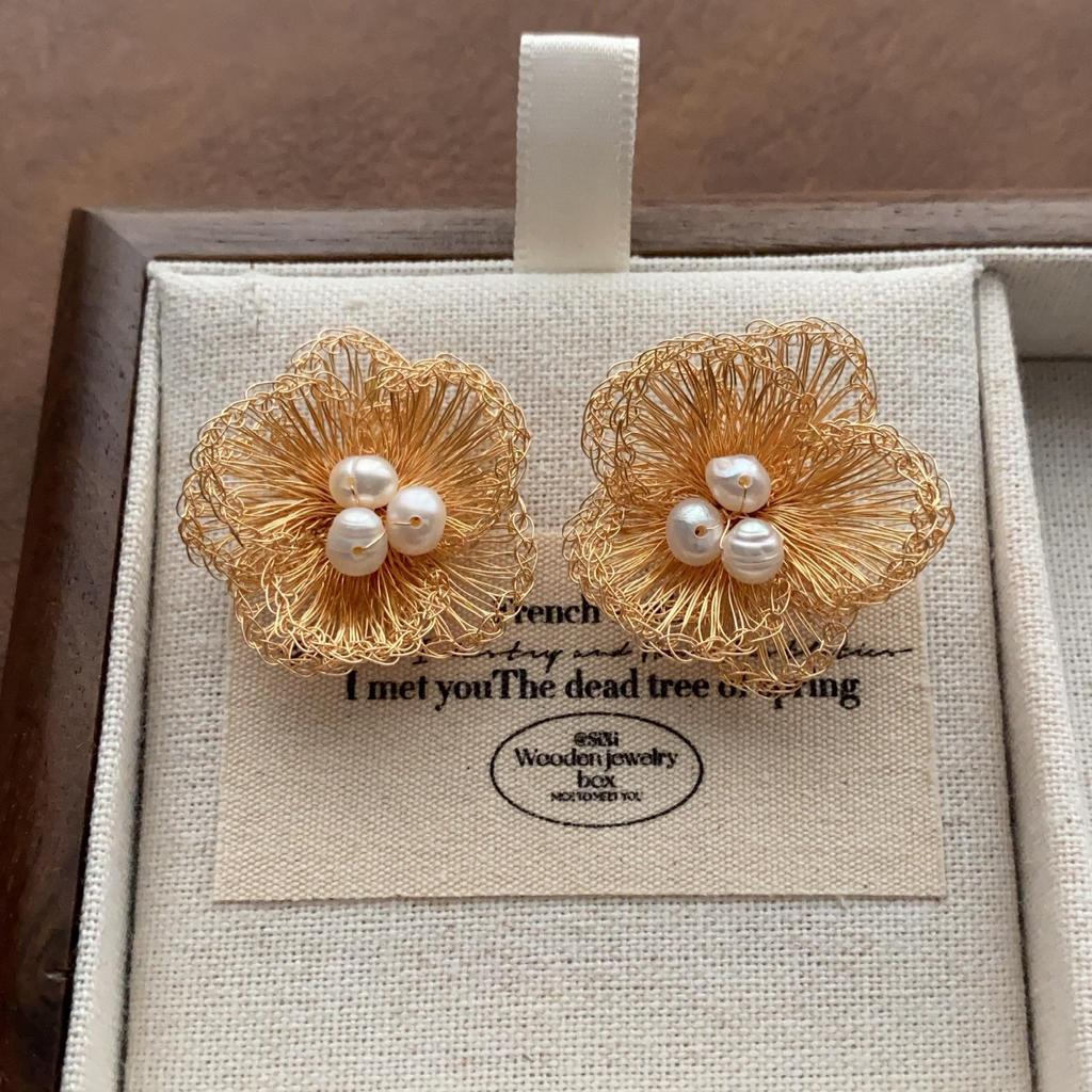 "Vintage Creamy Yellow Starfish Ear Clips: Elegant and Cute, Piercing-Free Sea Star Earrings"