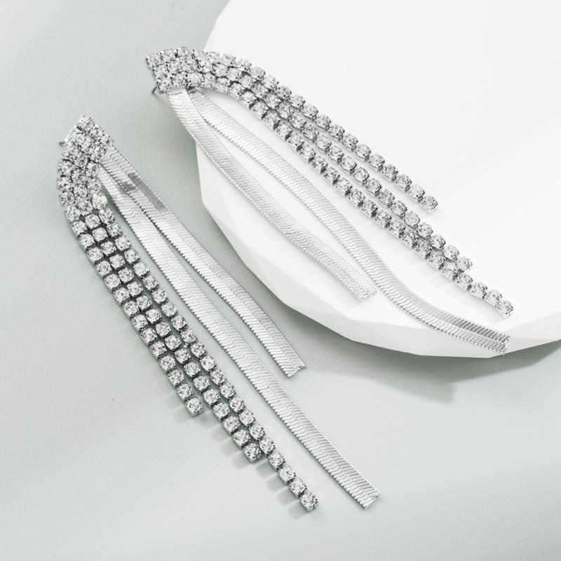 Boucles d'oreilles pendantes pour femmes Alliage Créatif Pompons Électroplaqué Personnalité Tempérament Boucles d'oreilles Premium