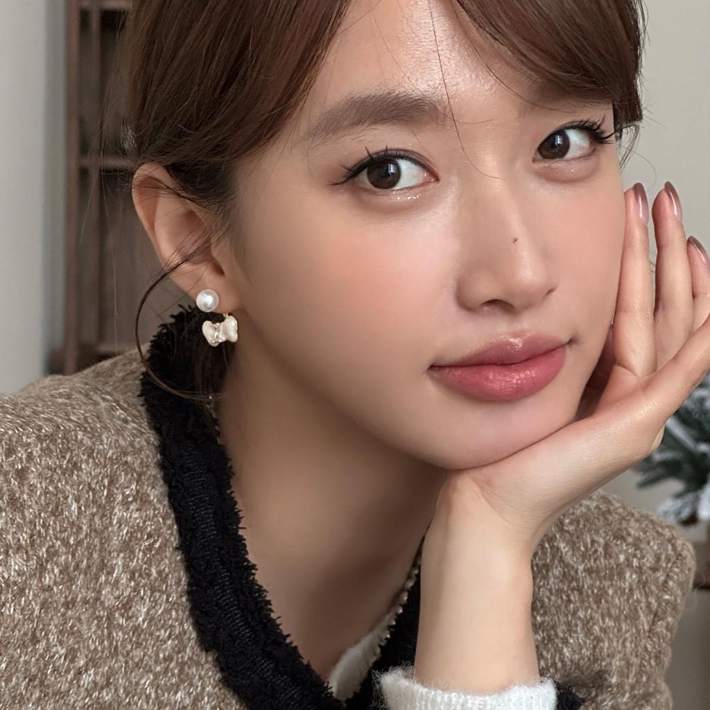 Exquisite and sweet bow stud earrings women's Korean version Xiaoxiang pearl earrings versatile autumn and winter silver needle earrings new models