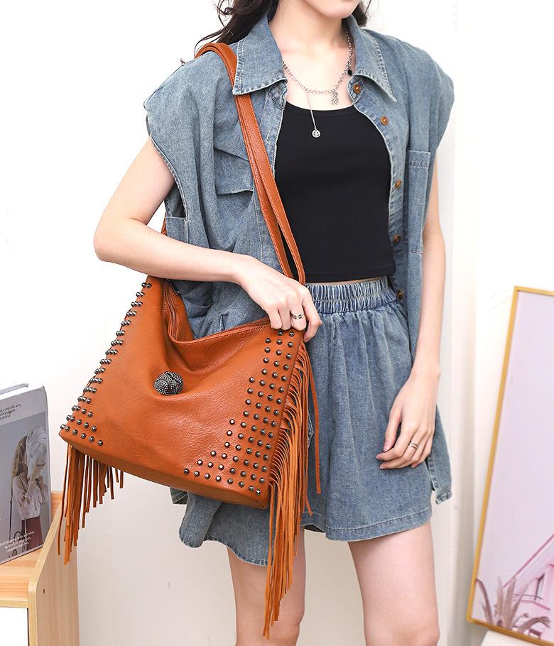 Teschio Punk Donna Borsa a Spalla Grande Capacità Moda Borchie Frange borsa da donna Pelle PU Hobo a tracolla Borsa tote grande