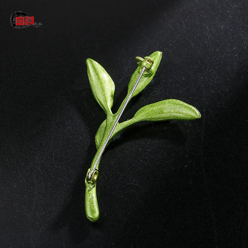 Versatile Green Leaf Brooch Pin with Pearl - Safety Pin for Sweaters, Coats, and Corsage Accessories