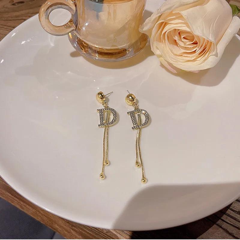 Fashion Design European and American Personality Shiny D Letter Asymmetric Earrings Sexy Party Queen Earrings for Women