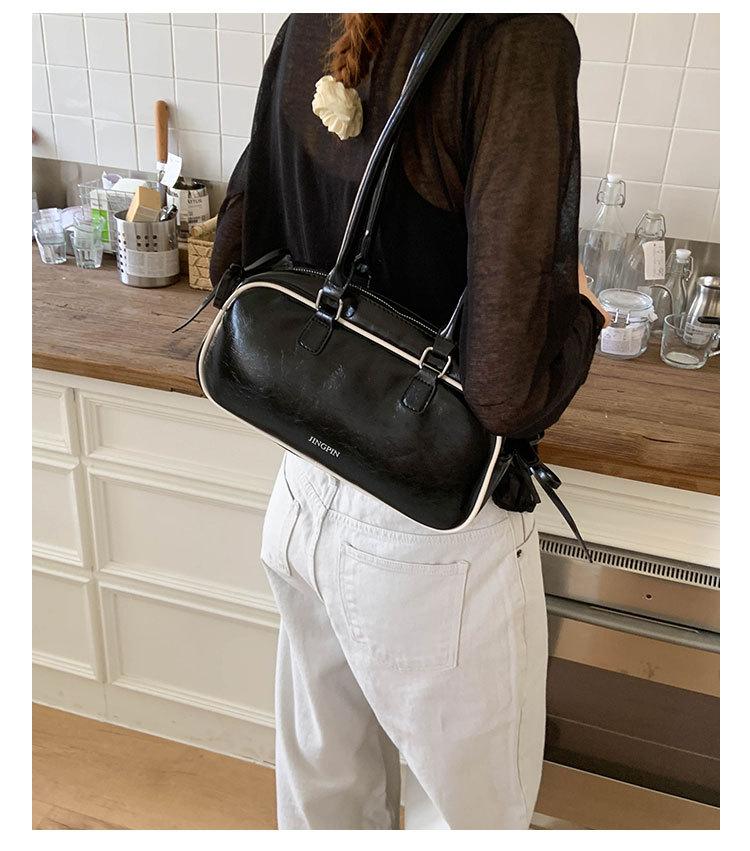 

Butterfly underarm baguette bag women s 2025 new high-end niche design fashionable versatile light luxury commuter shoulder bag чорний