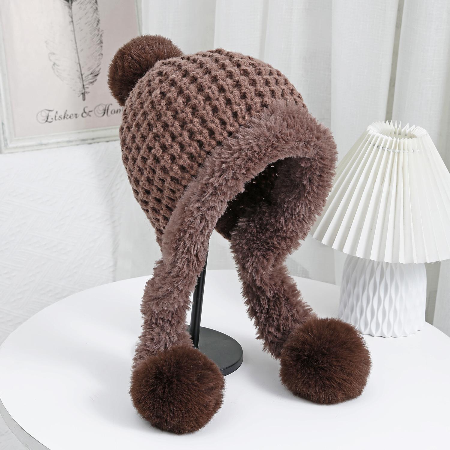 

Эта шапка с двумя хвостами и тремя шерстяными помпонами милая, универсальная, модная, теплая, защищающая уши и подчеркивающая лицо.. Это маленькая плюшевая вязаная шапочка one size