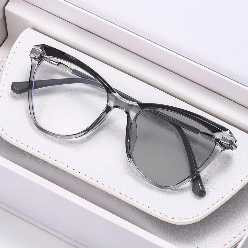 2026 New Fashionable Cat Eye Photochromic Women's Myopia Glasses Ultra Light Neutral High Quality Anti Blue Light Glasses