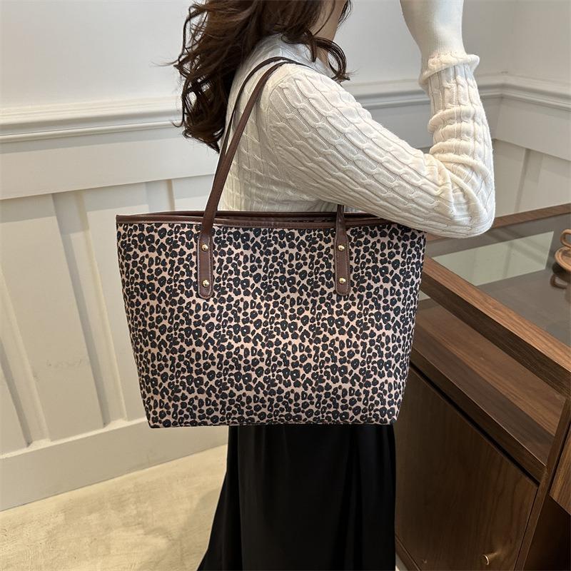 Splicing Largecapacity Leopard Print Bags for Women's New Models Is Popular Today for Class Commuting Literary Tote Bags