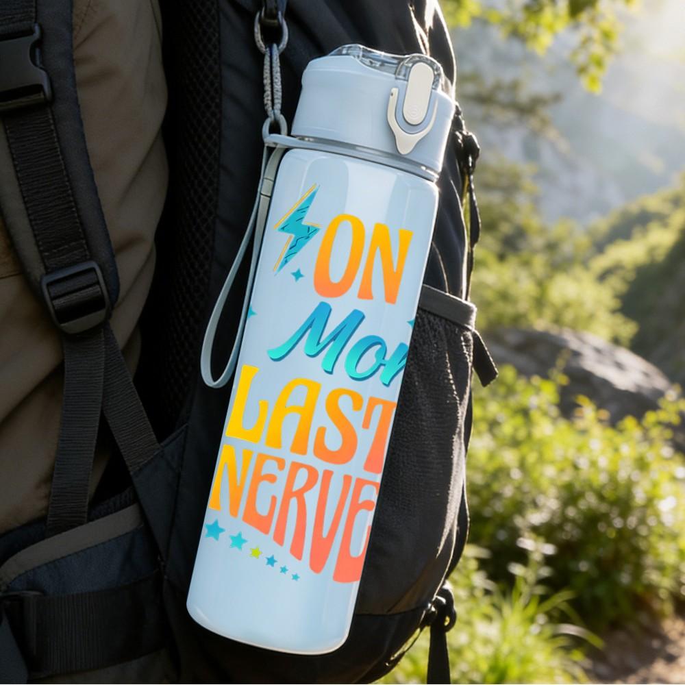 1PC On My Mom's Last Nerve Text Print 750ml Color Plastic Sports Water Bottle Leakproof Flip Straw Lid Suitable for Sports Office Home Use