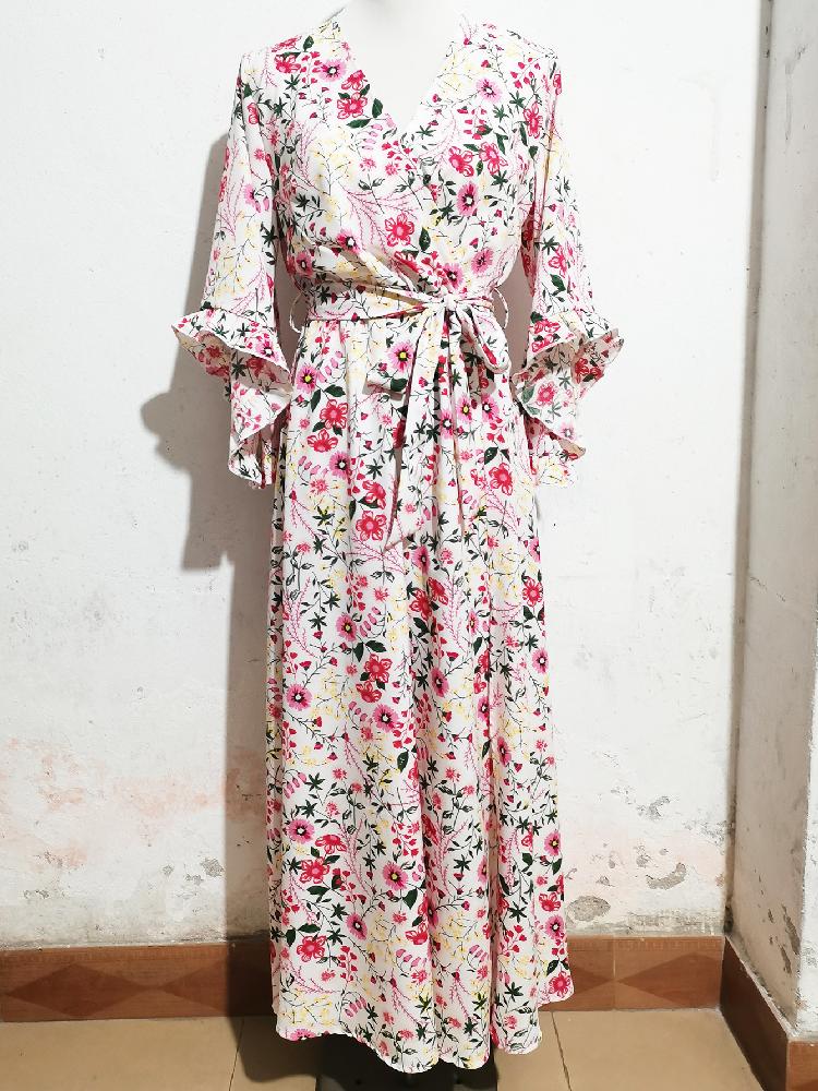 2025 Neues unregelmäßiges Halbarm-V-Ausschnitt-Bindeband-Schlitz-Rückenfreies Rüschenkleid für Damen