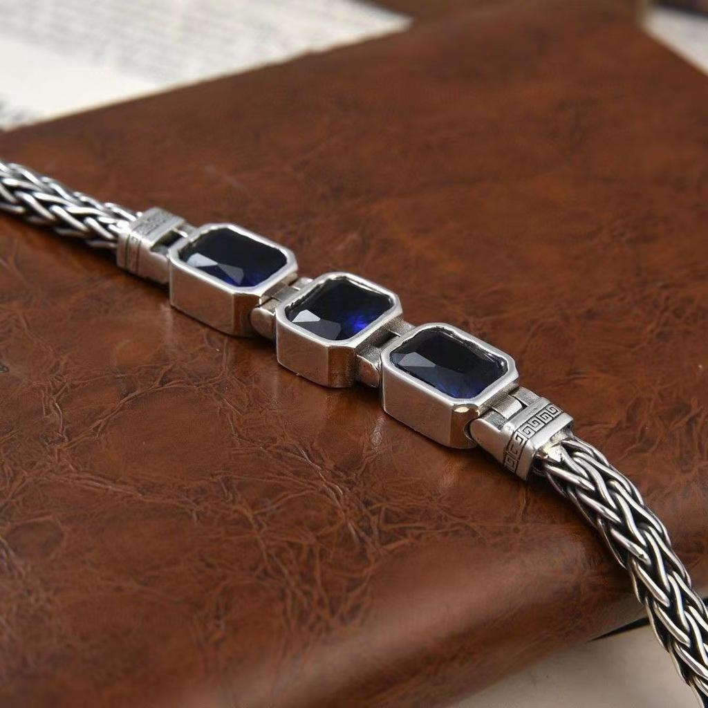 Pulsera de quilla con incrustaciones de circonita de cuerpo completo en color plateado para hombre, moderna, sencilla, versátil y moderna.