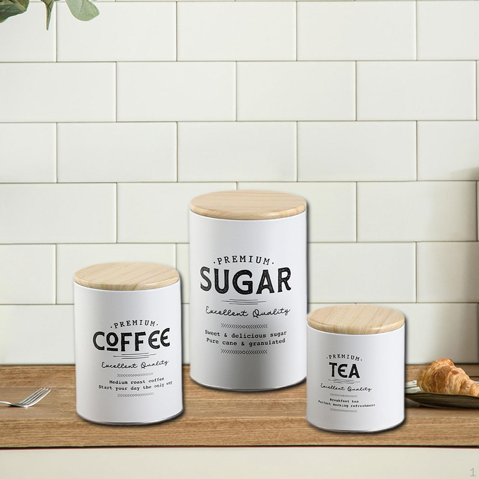 

Композиция из 3 банок для хранения кофе, чая и сахара на кухонной столешнице белый