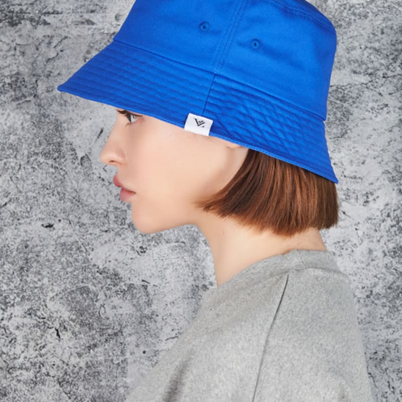 

VARZAR Monogram Label Color Bucket Hat Blue FREE