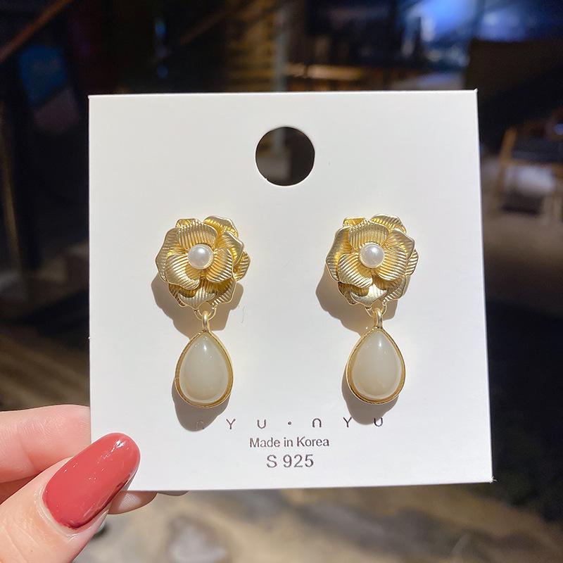 Retro light luxury pearl flower fashion earrings femininity high sense atmosphere stud earrings versatile personality earrings