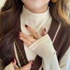 Chemise de fond gris velours épais à col montant pour femmes Automne et hiver Nouveau style avec haut à col moyen brossé chaud haut de gamme