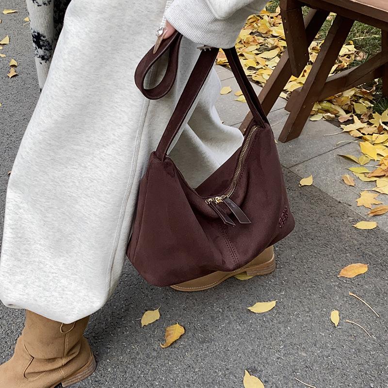 

Матовая модная сумка большой вместимости Женская сумка через плечо Дизайнерская сумка-мессенджер для поездок на работу Сумка-подушка темно-коричневого