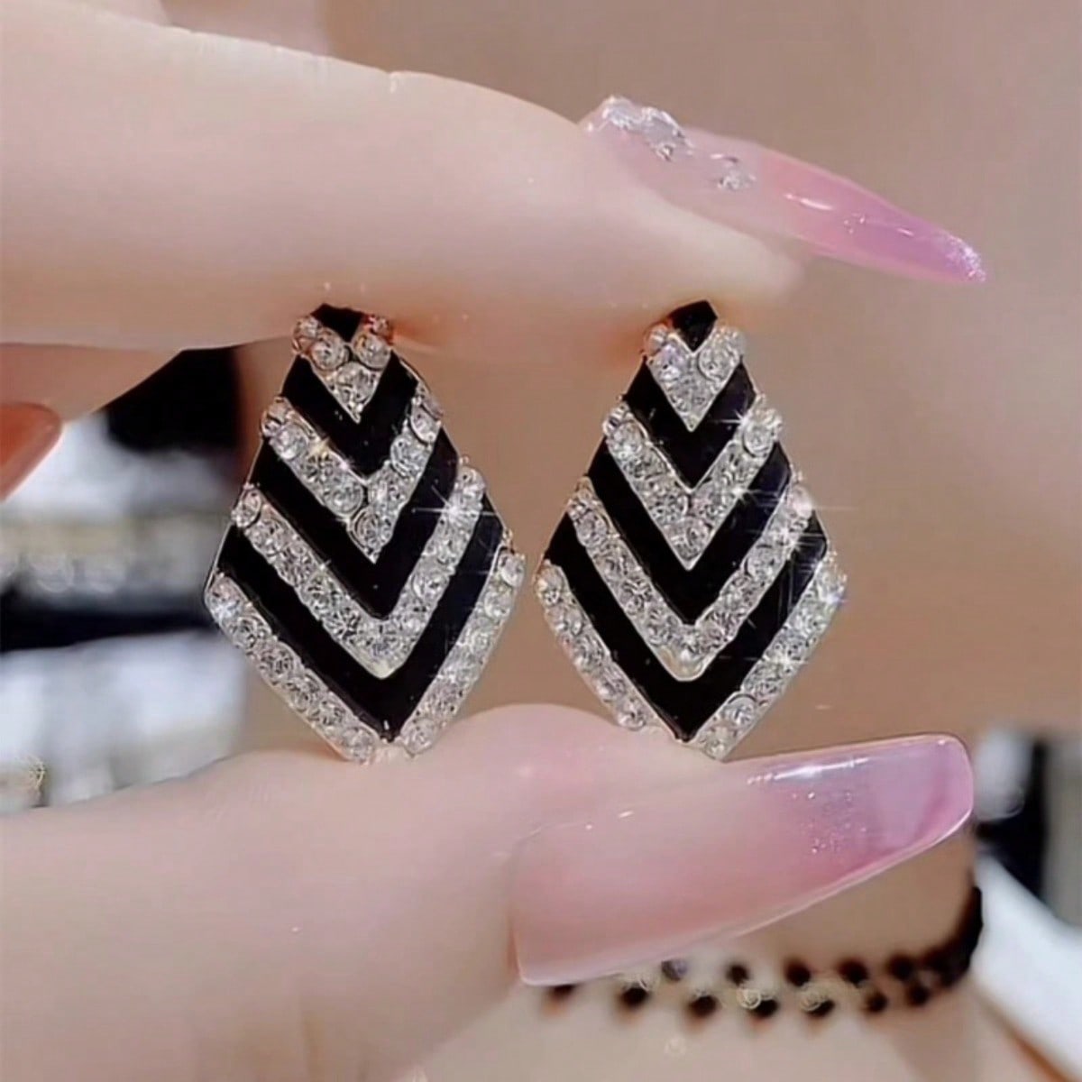 1 Pair of Fashionable Diamond Shaped Two Tone Earrings for Women, Suitable for Daily Wear and Holiday Gift Giving золотой