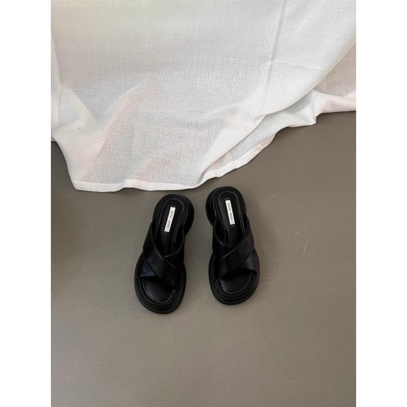 Thick-soled slippers for women's summer wear, new summer muffins to increase the height and cool slippers, small sandals and sandals.