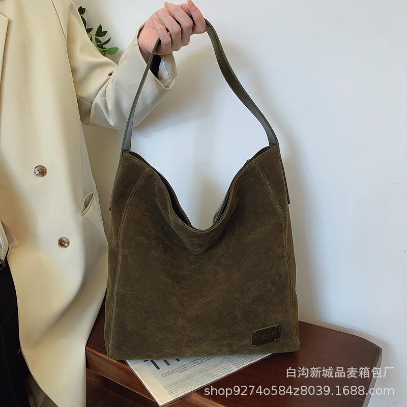 

Autumn and winter suede big bag women s 2025 new trendy commuter underarm bag manufacturer retro messenger tote bag зелёный