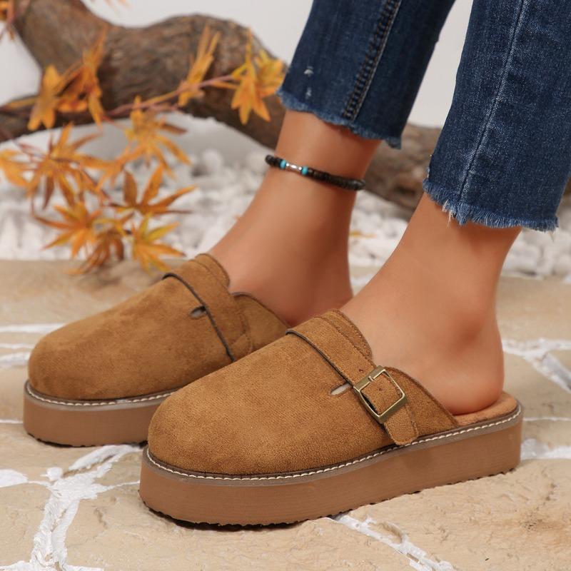 Damen Pantoletten mit geschlossener Zehe in weiter Weite - Plateau-Sandalen mit Schnallendetail für den Herbst, Hauschuhe in Unifarbe