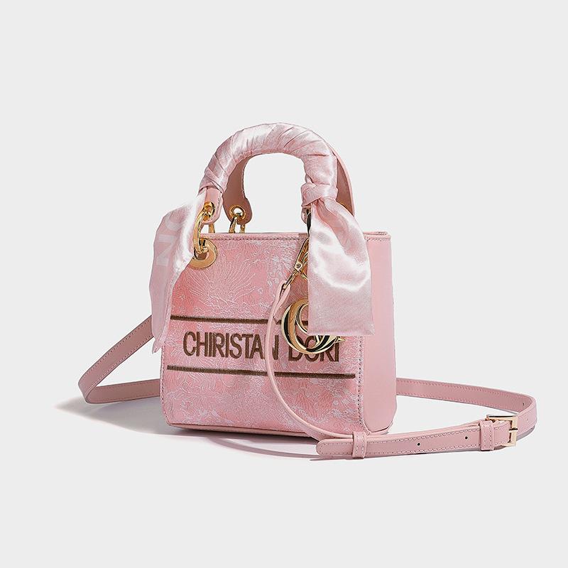 

Французская легкая роскошная сумка принцессы Дианы высокого класса с вышивкой, женская сумка 2024 года, летняя новая модная сумка через плечо