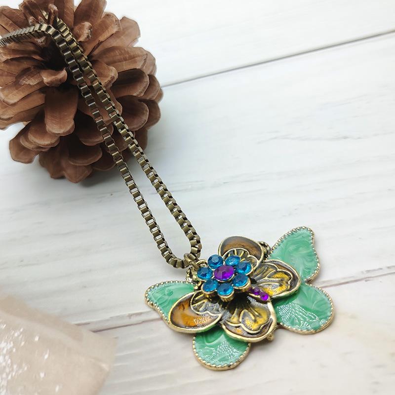 Vintage Western Bohemian Style Women's Statement Necklace With Floral Pattern And Baked Oil Detail, Luxurious And Unique