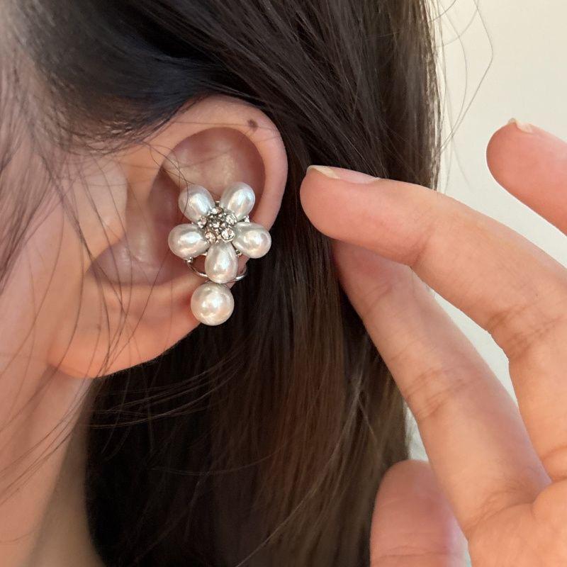 Elegant Rhinestone Flower Pearl Ear Clips - Luxurious Design for Women, No Piercings Needed