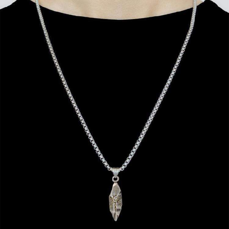 Ręcznie robiony wisiorek z meteorytu na łańcuszku Szyjnym Oferujący Połączenie Vintage Elegancji i Współczesnego Stylu