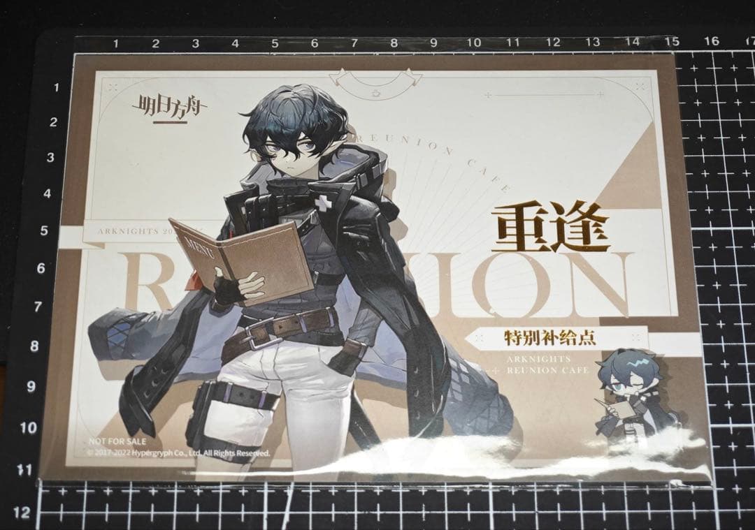 

[Б/У] Открытка-бонус из кафе «Воссоединение» Arknights Faust с иллюстрацией, отштампованной фольгой