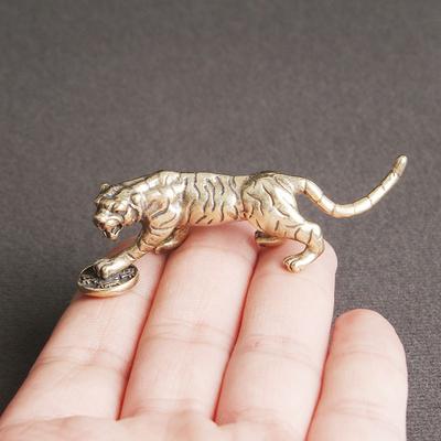 Vintage Messing Tiger Tritt auf Kupfermünze Dekorative Figuren Chinesisches Feng Shui Wohnaccessoires Festgeschenk