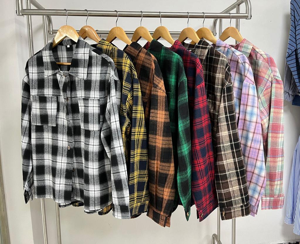Women's Lapel Long Sleeve Plaid Shirt Loose Fit Elegant Commuter Pocket Design Wrinkle Resistant 100% Rayon Casual Oversized Shirt Jacket