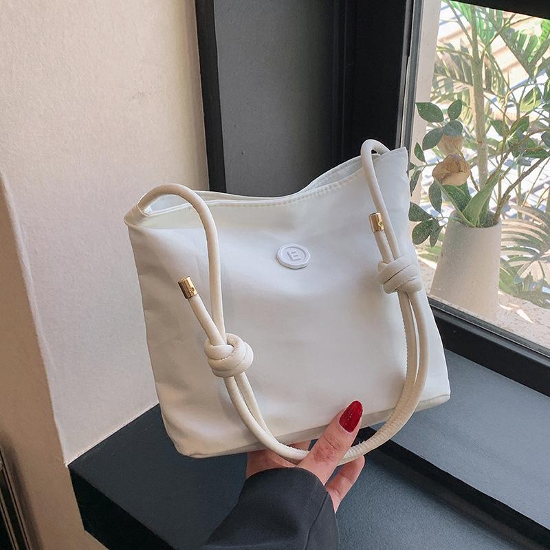 

Популярная маленькая квадратная сумка интернет-знаменитости женская 2024 лето новая сумка через плечо корейская версия трендовая модная повседневная простая сумка-мессенджер белый