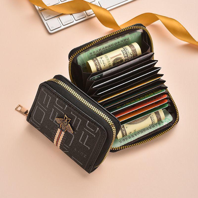 

2025 Женский держатель для карт с защитой от размагничивания и монетница «Маленькая пчелка» - Большая вместимость, компактный дизайн для водительского удостоверения.