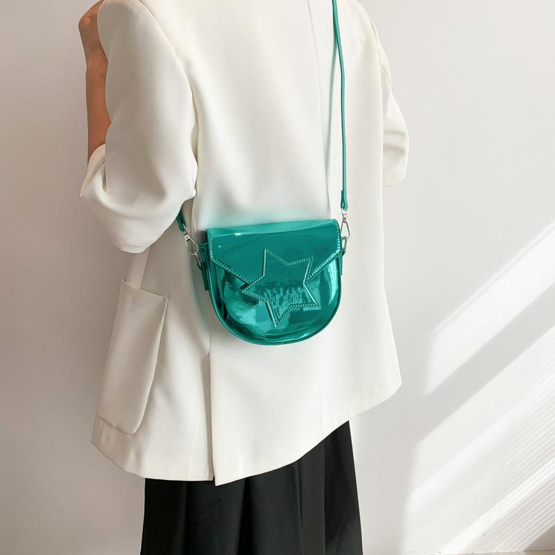 Le sac populaire de cette année nouveau 2025 couleur bonbon Mori style étranger à une épaule personnalité oblique femmes visage lumineux sac selle