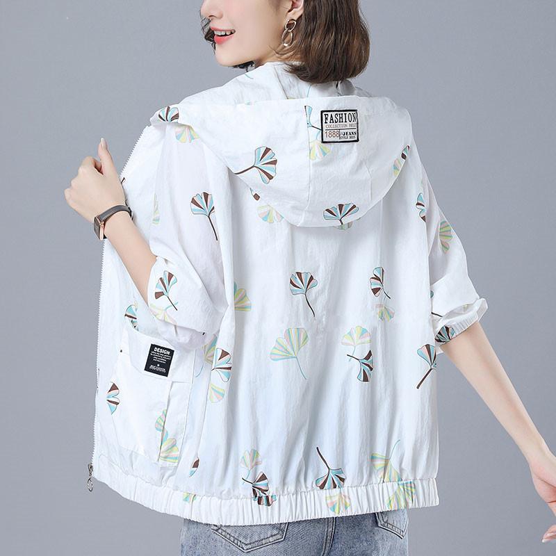 

Женская легкая куртка с капюшоном для защиты от солнца - Длинный рукав, Лето 2025, Большой размер, Свободный крой для мам среднего возраста 4XL (155-175 jins)