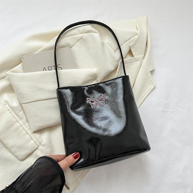 

Niche design textured underarm bag women s 2025 new trendy summer shoulder bag fashion ins portable bucket bag