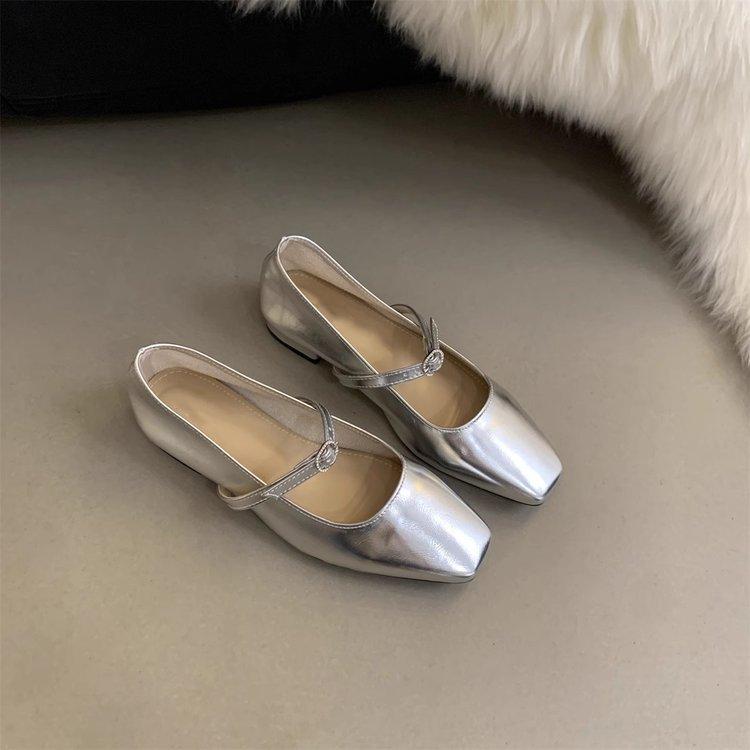 

Women s shoes 2025 new Korean version of fashion rhinestone one-word buckle patent leather square head shallow mouth low heel single shoes red 35 серебряный